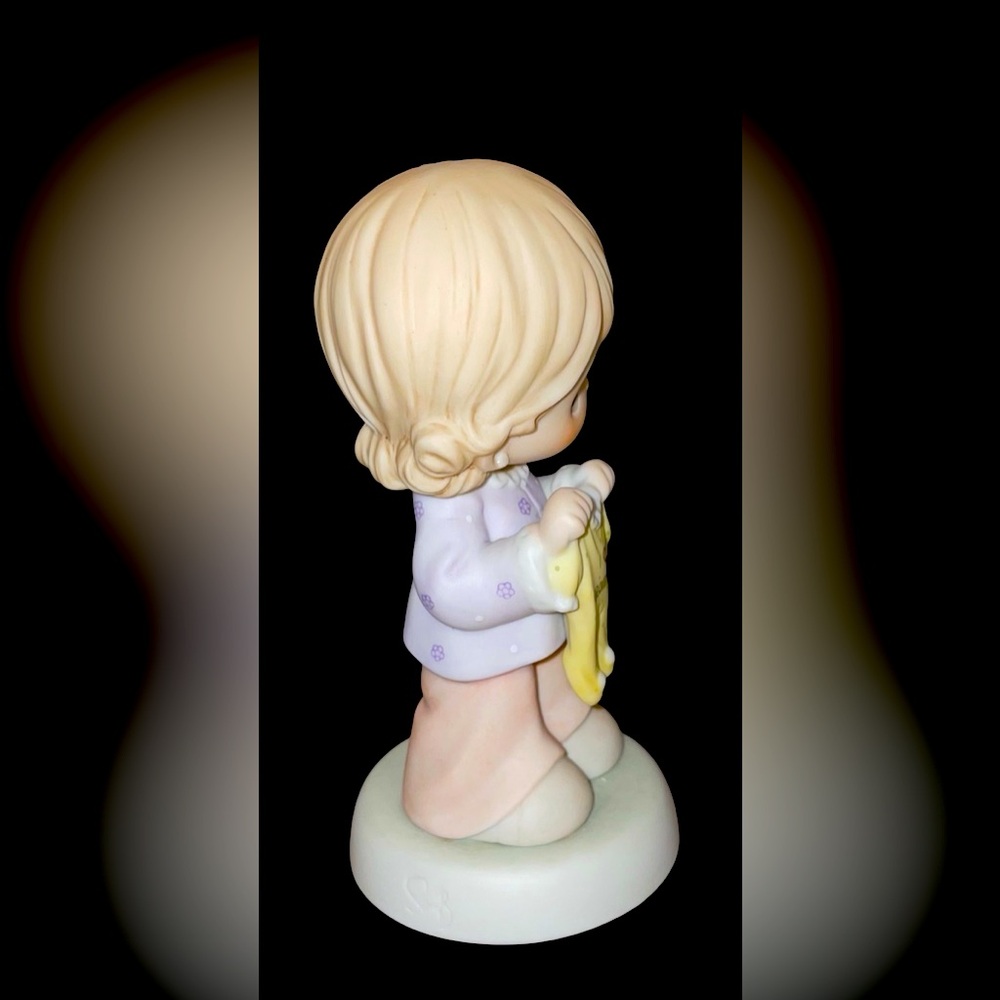 Precious Moments Figurine “A Grandma’s Love Is One Size Fits All” - Picture 4 of 10